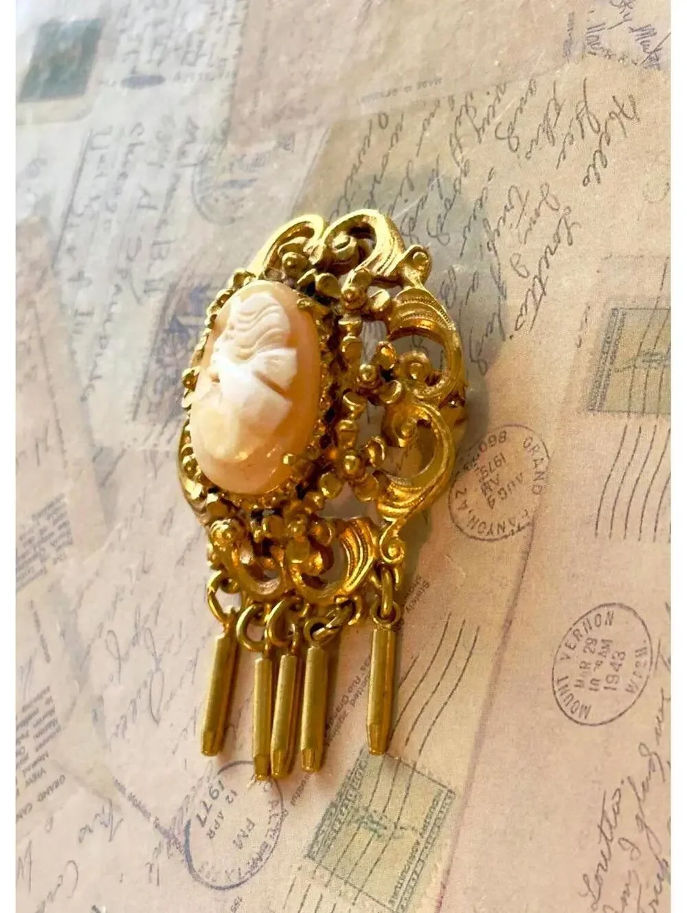 Authentic Florenza Vintage Hand Carved Left Facing Shell Cameo Brooch/Pendant